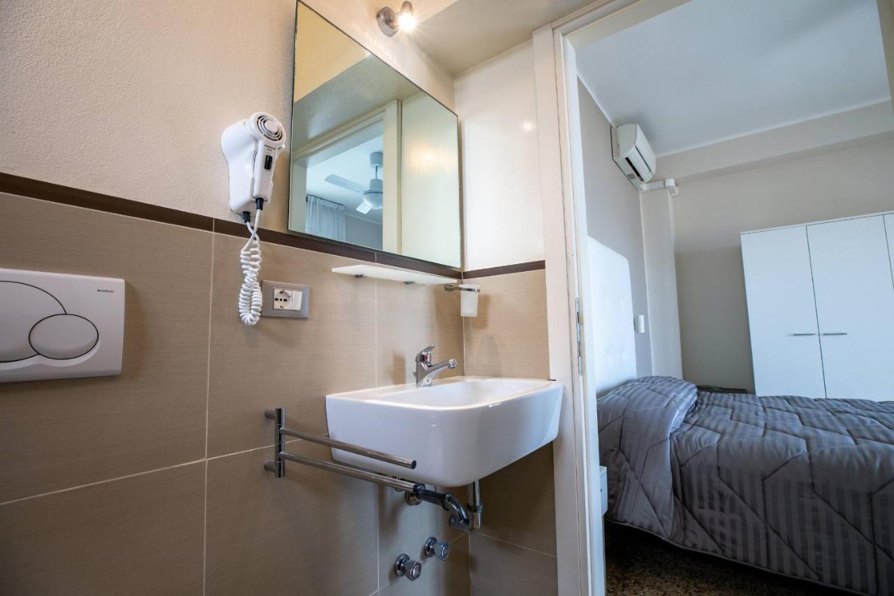 Hotel Deanna Белариа-Игеа Марина Екстериор снимка
