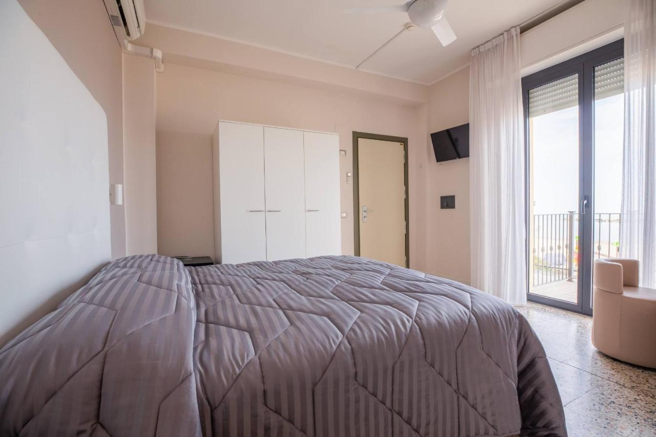Hotel Deanna Белариа-Игеа Марина Екстериор снимка