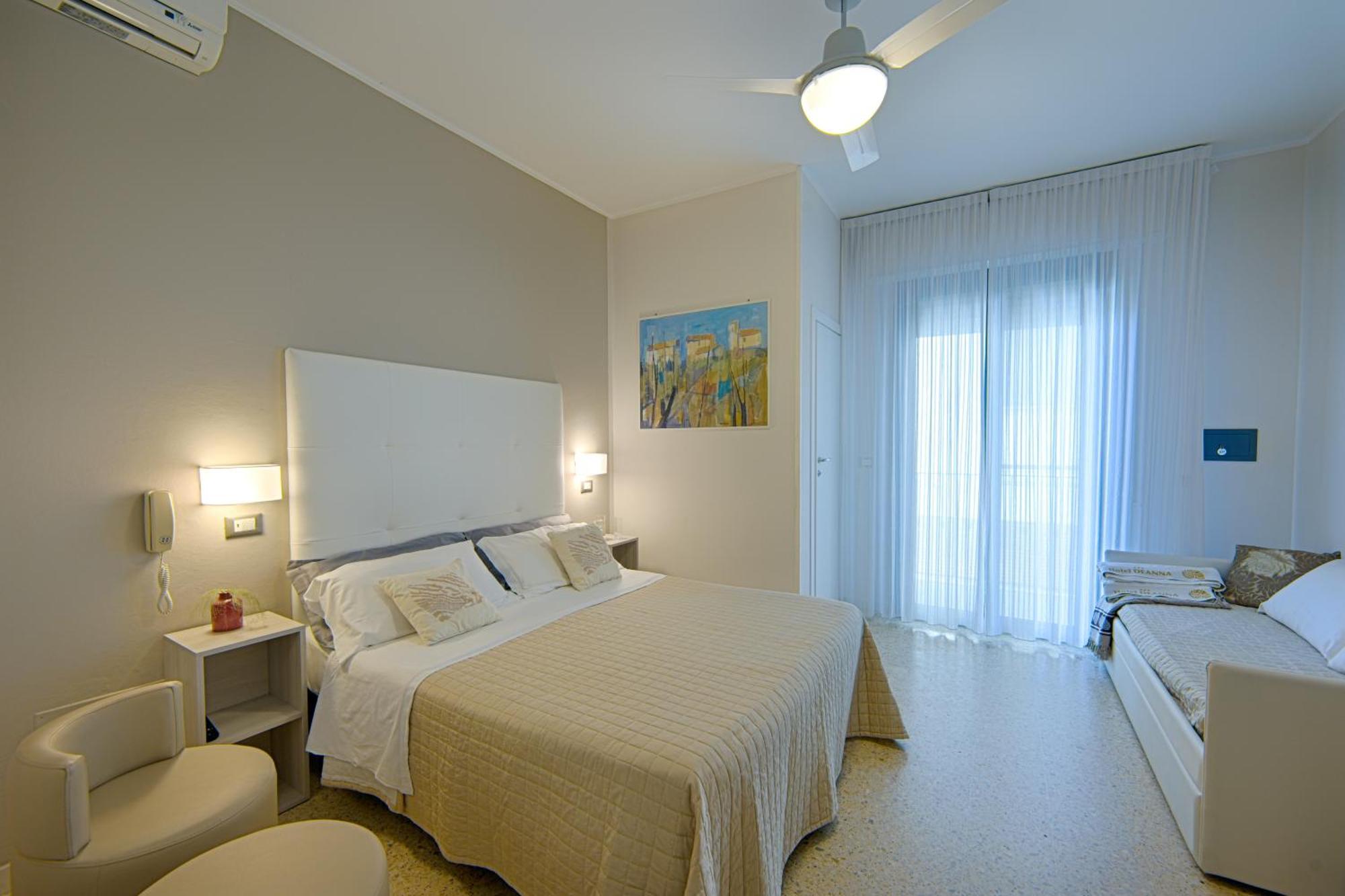 Hotel Deanna Белариа-Игеа Марина Екстериор снимка