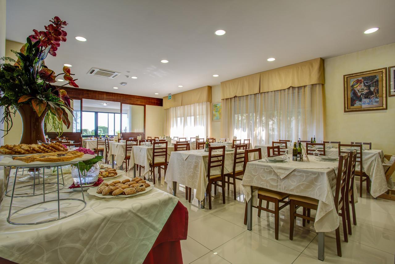 Hotel Deanna Белариа-Игеа Марина Екстериор снимка
