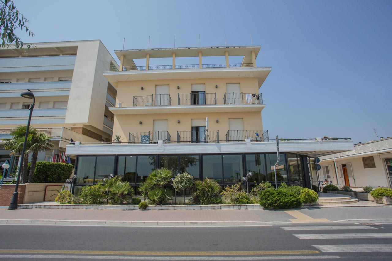 Hotel Deanna Белариа-Игеа Марина Екстериор снимка