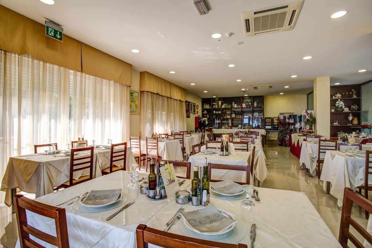 Hotel Deanna Белариа-Игеа Марина Екстериор снимка