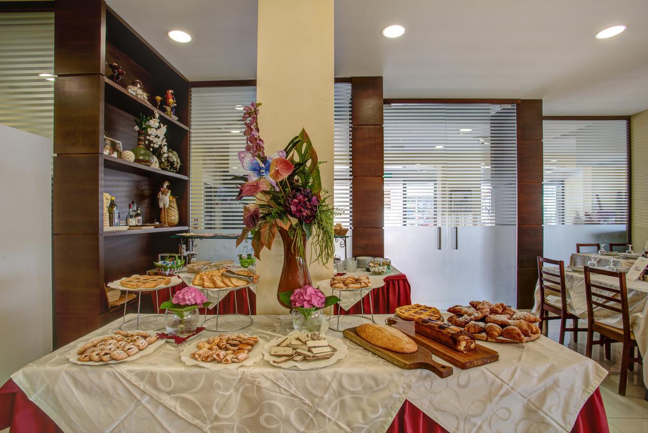 Hotel Deanna Белариа-Игеа Марина Екстериор снимка