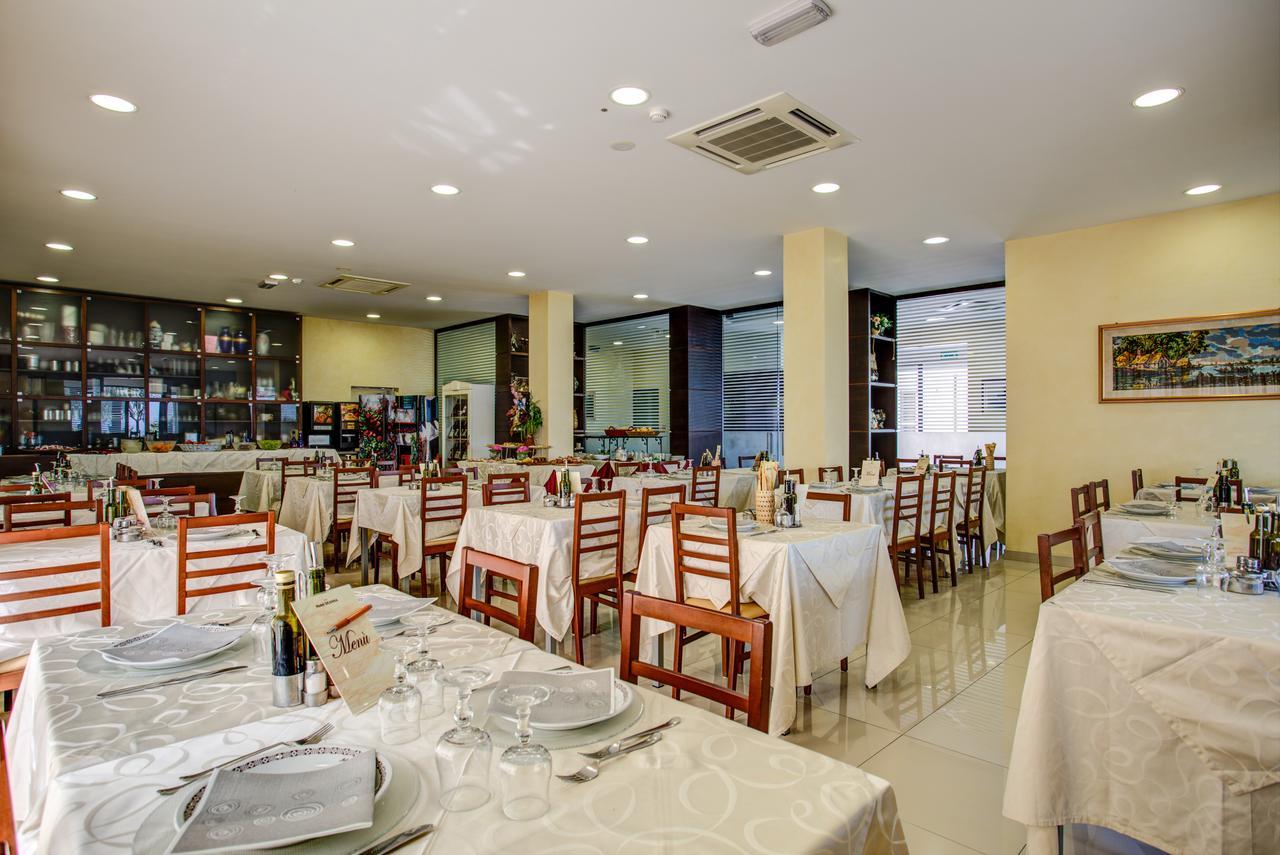 Hotel Deanna Белариа-Игеа Марина Екстериор снимка