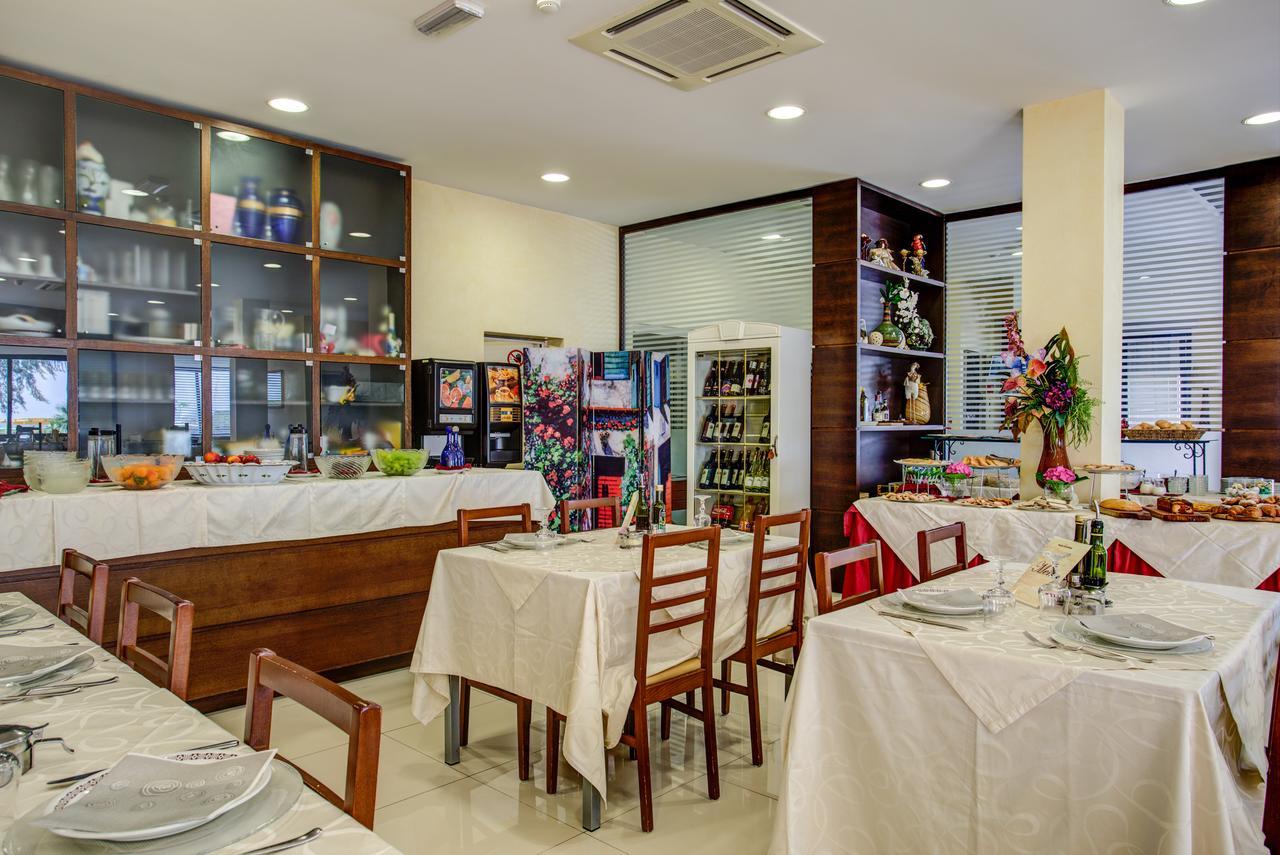 Hotel Deanna Белариа-Игеа Марина Екстериор снимка