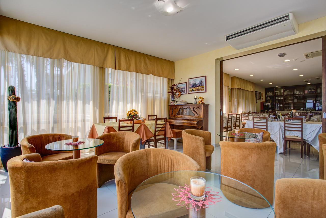 Hotel Deanna Белариа-Игеа Марина Екстериор снимка