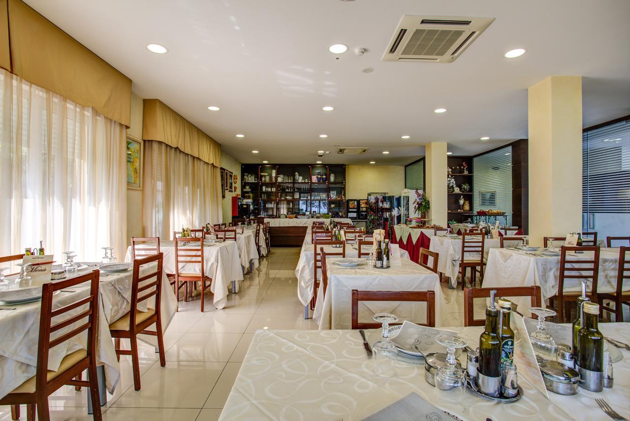 Hotel Deanna Белариа-Игеа Марина Екстериор снимка